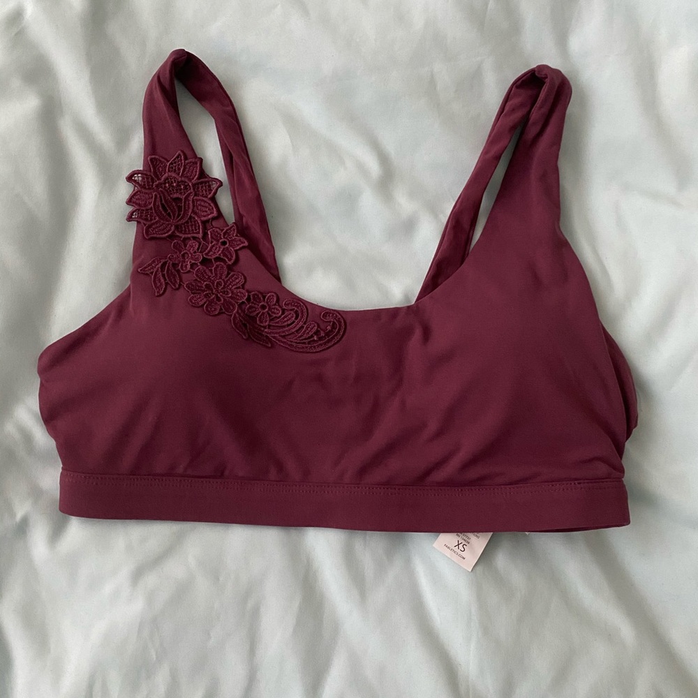 NWT embroidered Fabletics sports bra XS